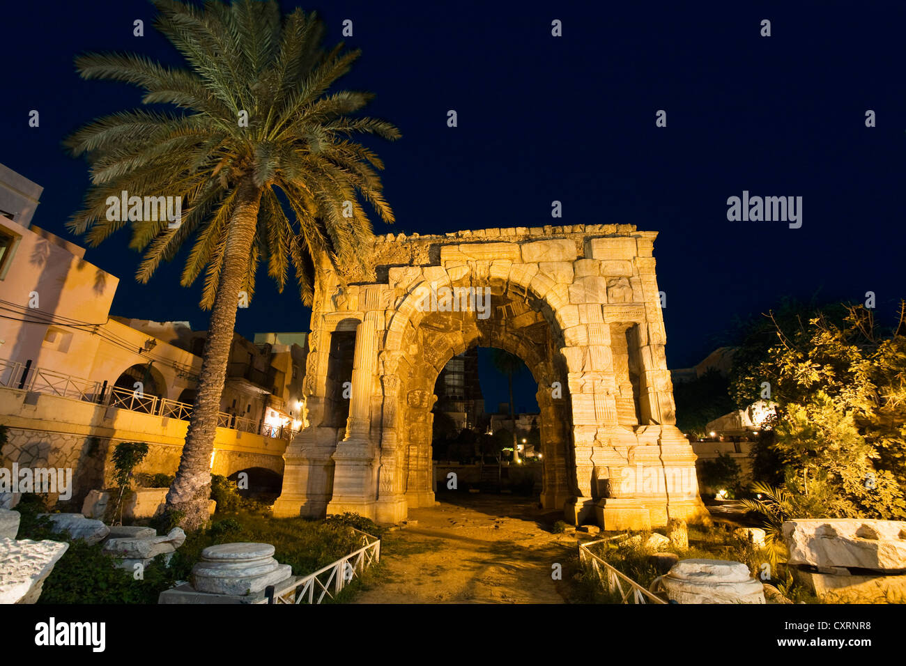 Arco Trionfale di Marc Aurel di notte, Old Town, centro città di Tripoli, in Libia, Africa Settentrionale, Africa Foto Stock
