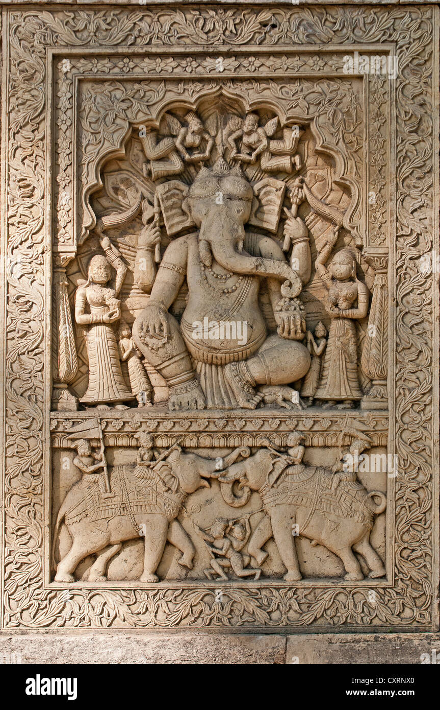 Dio indiano Ganesh o Genesha Ganpati o con una testa di elefante, di rilievo sul Cenotafio, Keshar Bagh, Kota, Rajasthan, India, Asia Foto Stock