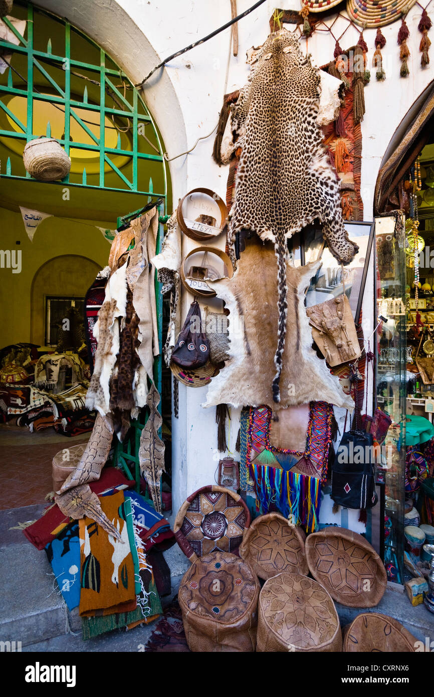 Il negozio nella Medina, a pelle di leopardo, città vecchia di Tripoli, in Libia, Africa Settentrionale, Africa Foto Stock