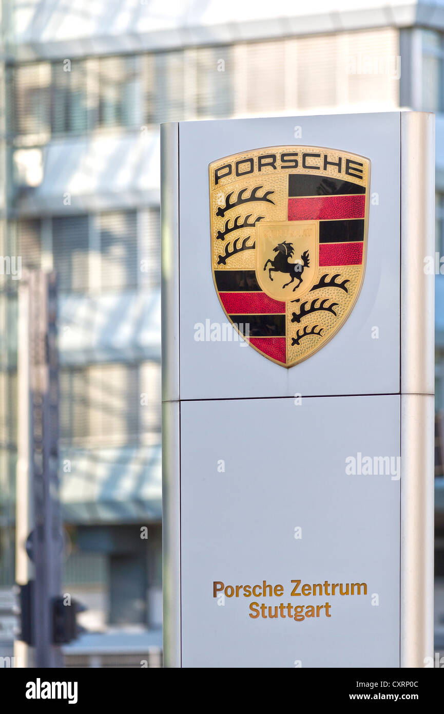 La scheda con la Porsche logo azienda, Centro Porsche, edificio di fabbrica, Zuffenhausen di Stoccarda lo, Baden-Wuerttemberg Foto Stock