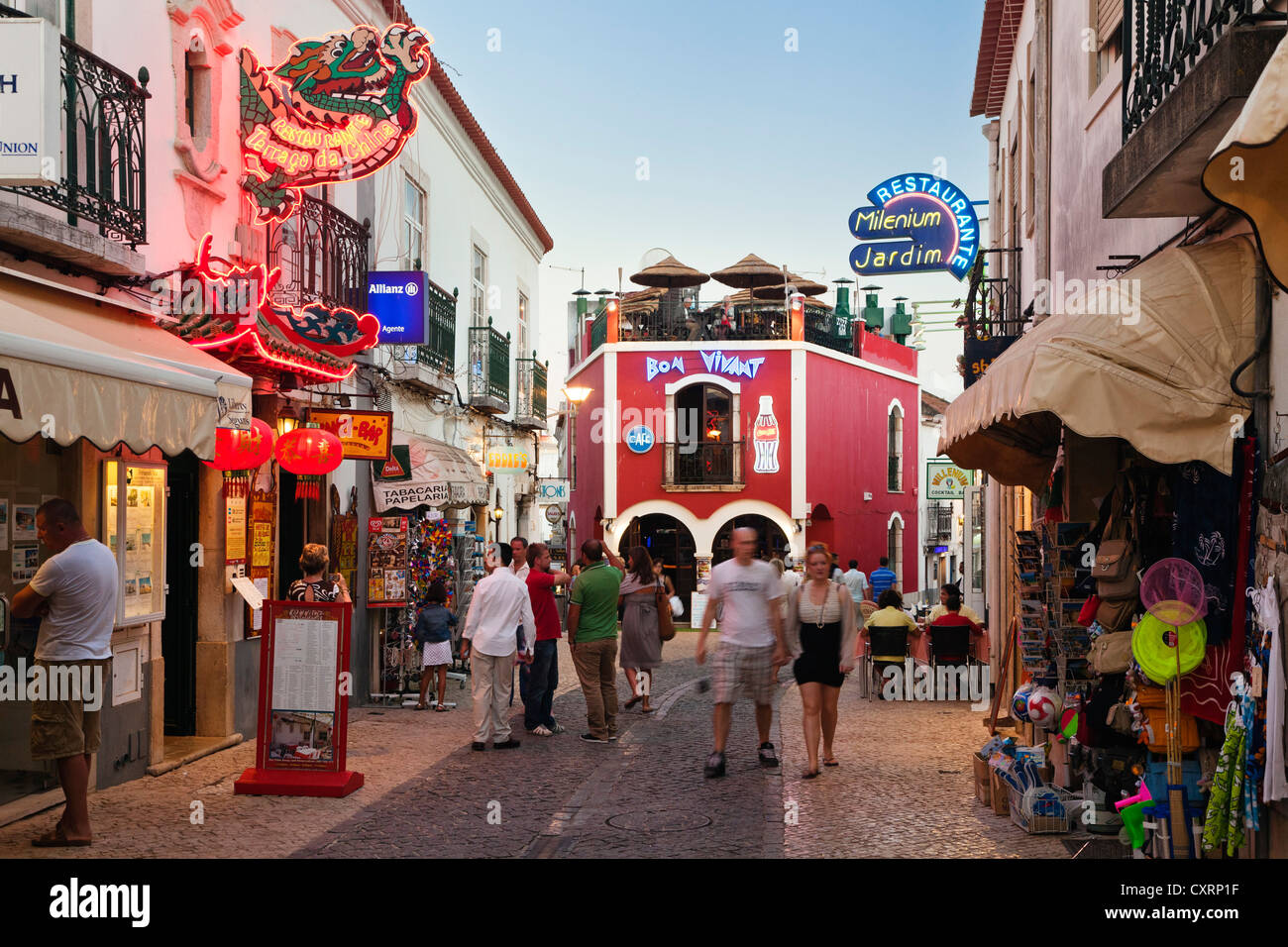 La strada dello shopping di Lagos, Algarve, Portogallo, Europa Foto Stock