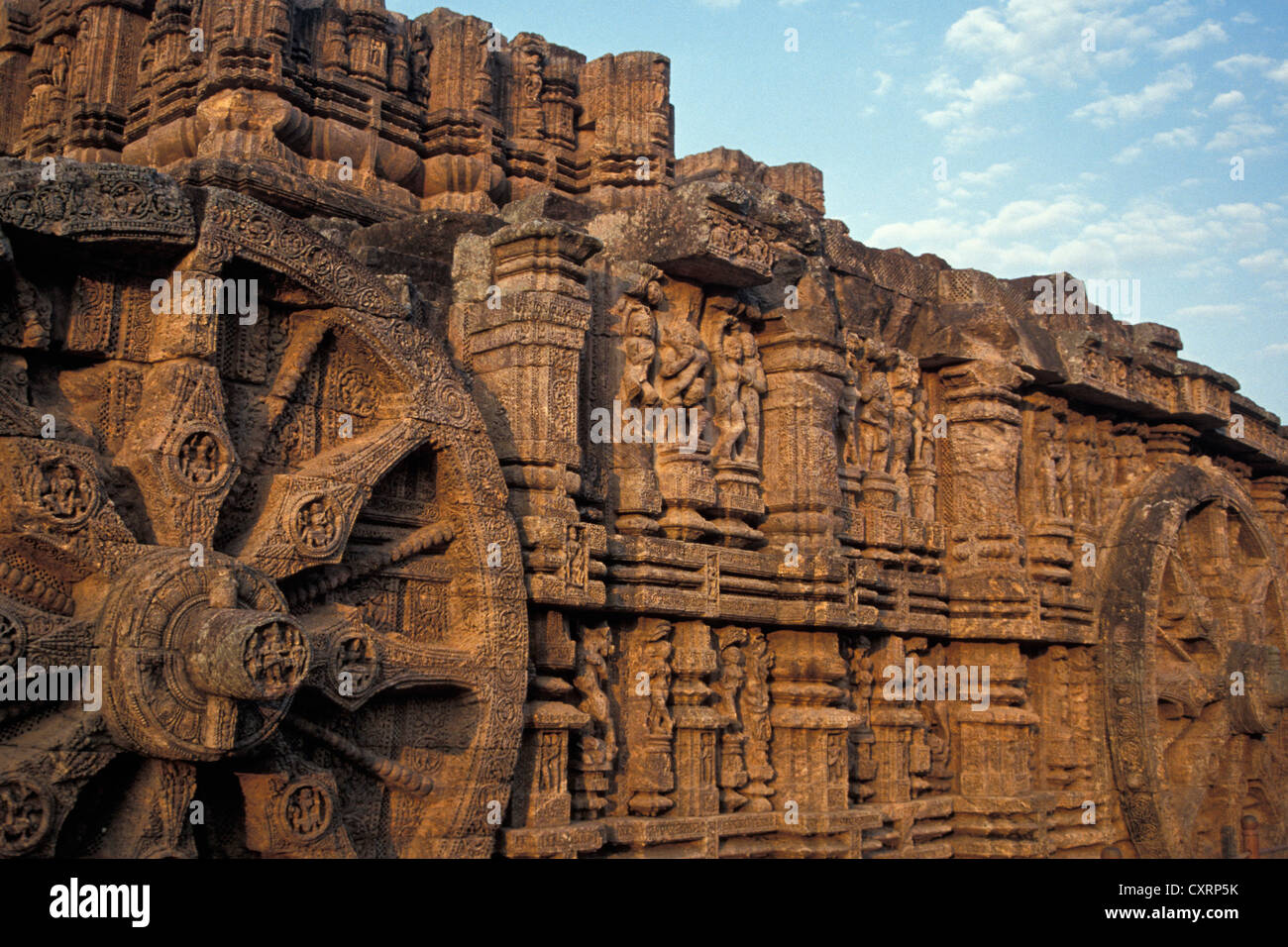 Ruote scolpito in pietra, carro del vedica del dio del sole Surya, Surya Tempio o Tempio del Sole ,, Sito Patrimonio Mondiale dell'UNESCO, Konarak Foto Stock