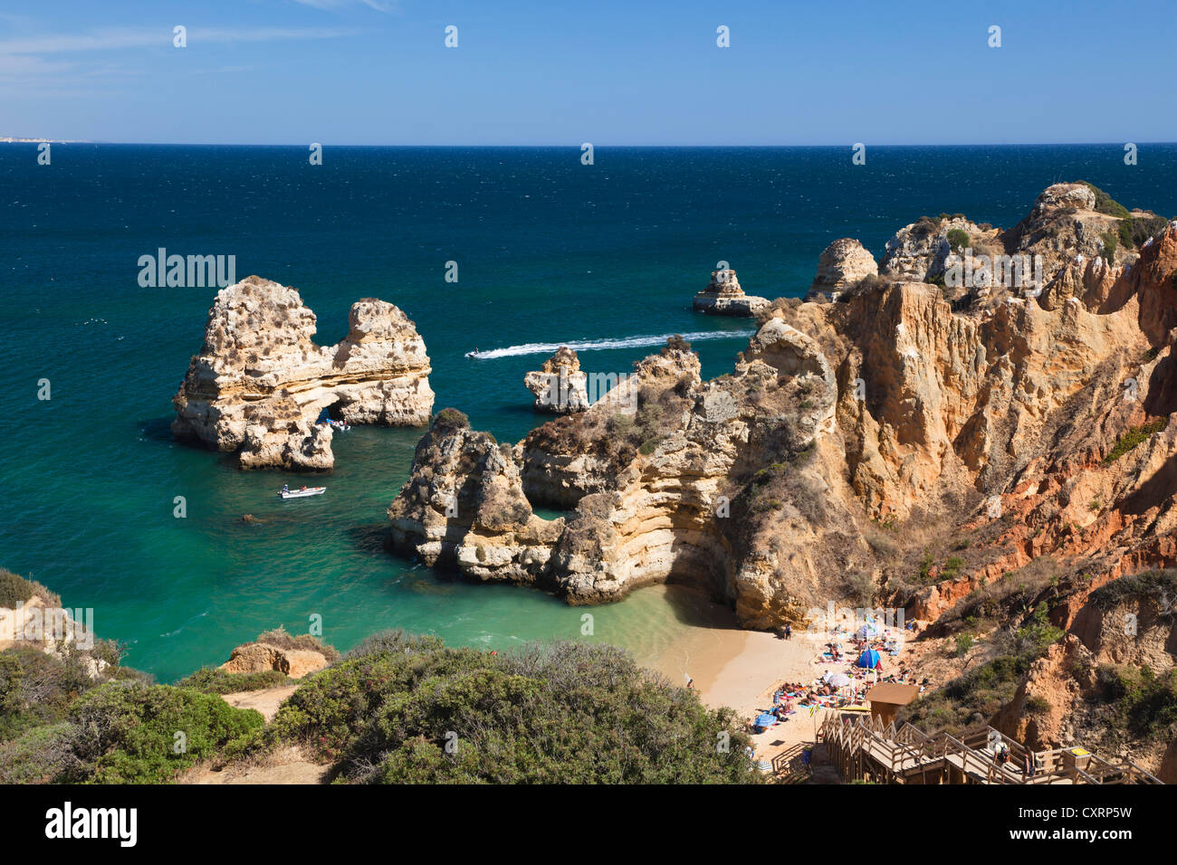 Rocce costiere in Algarve, Camilo spiaggia vicino a Lagos, costa atlantica, Portogallo, Europa Foto Stock