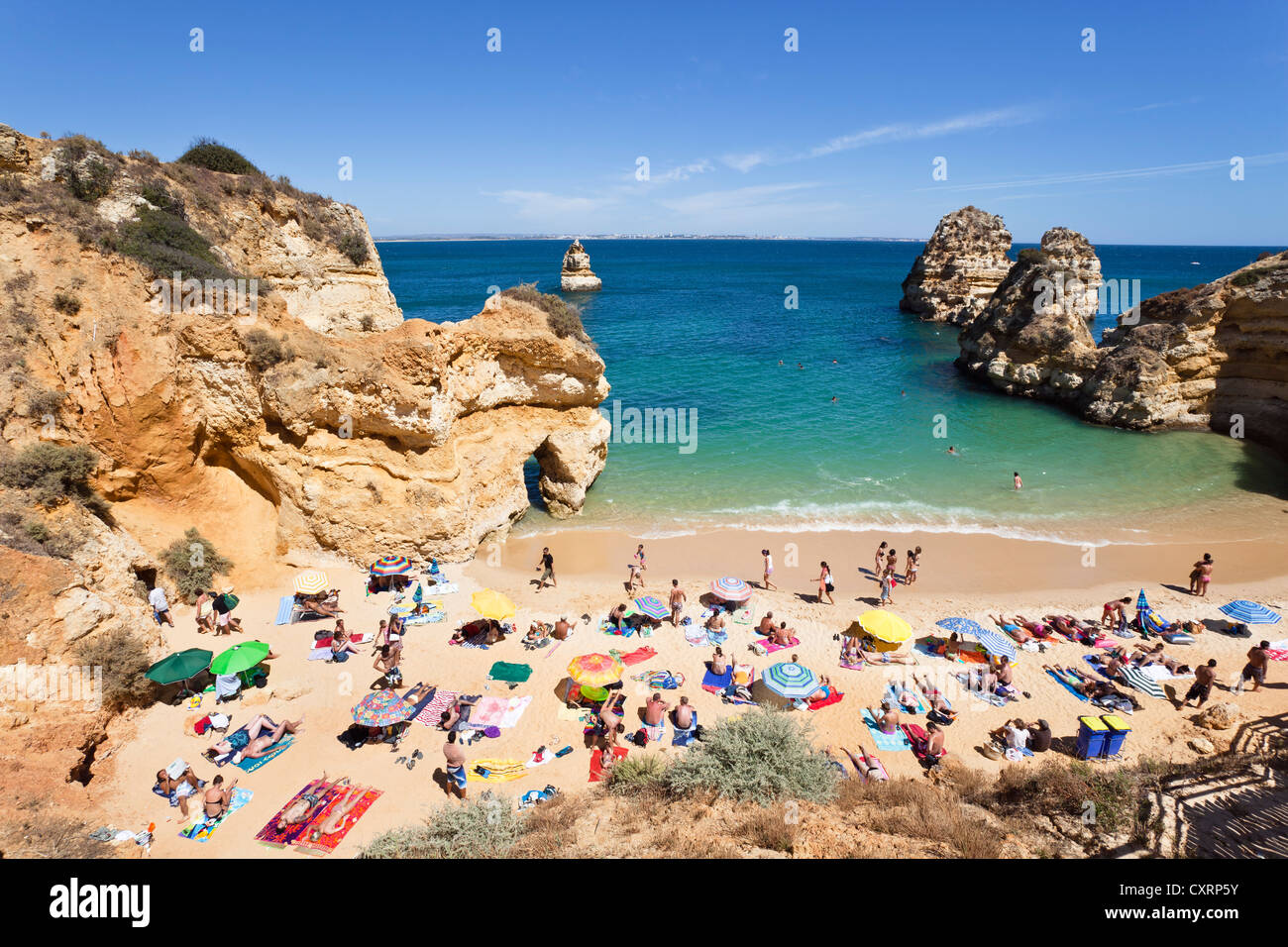 Camilo spiaggia vicino a Lagos, rocce costiere in Algarve, costa atlantica, Portogallo, Europa Foto Stock