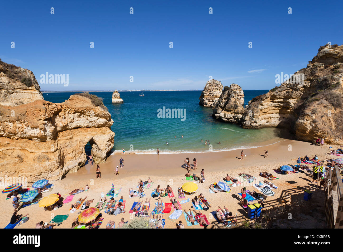 Camilo spiaggia vicino a Lagos, rocce costiere in Algarve, costa atlantica, Portogallo, Europa Foto Stock