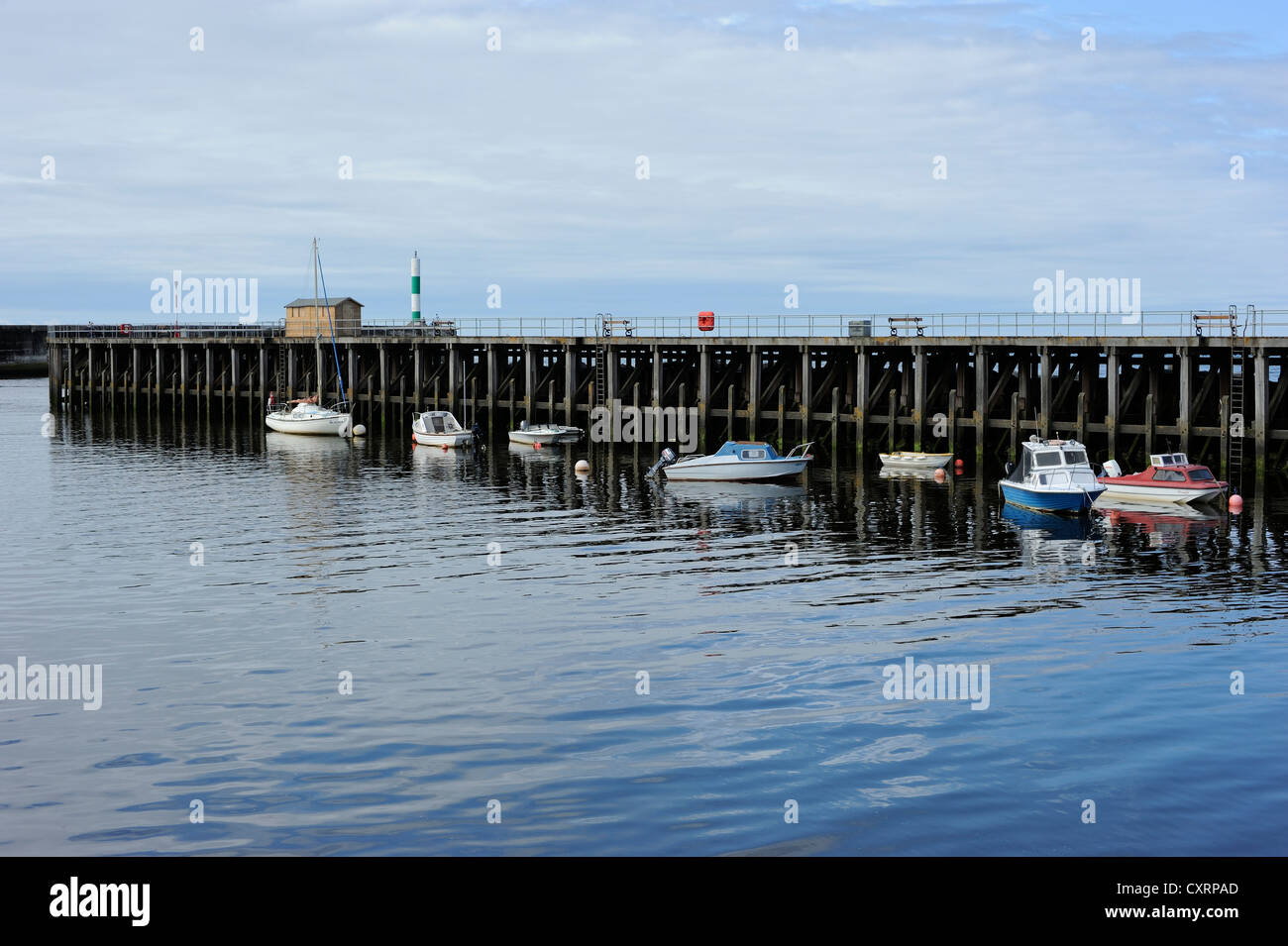 Aberystwyth molo in legno con barche in ombra Foto Stock