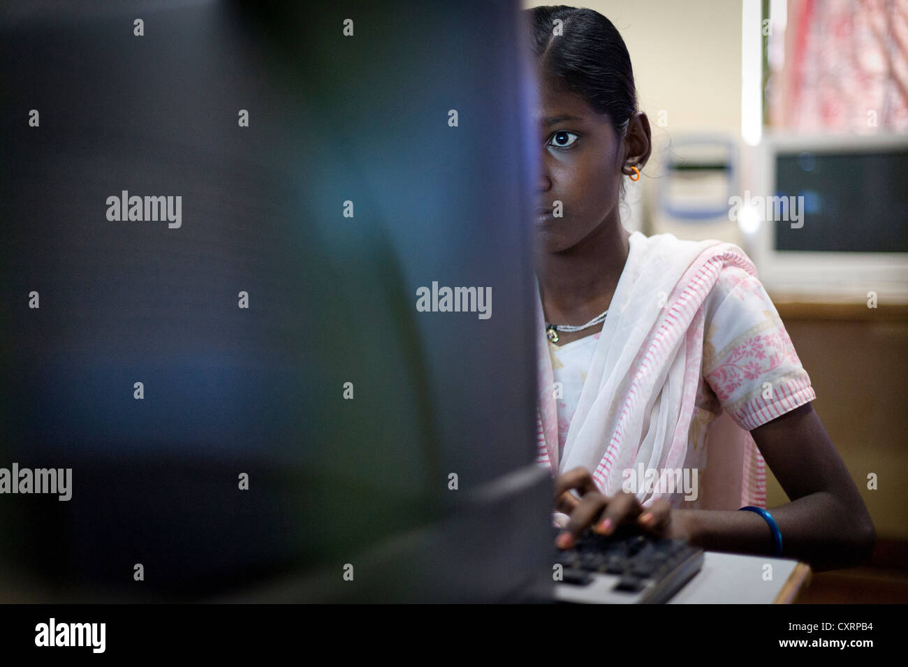 Ragazza indiana sempre un computer lezione Kutties Rajiyam, il mondo dei piccoli, centro per bambini, Karur, Tamil Nadu, India meridionale, India Foto Stock