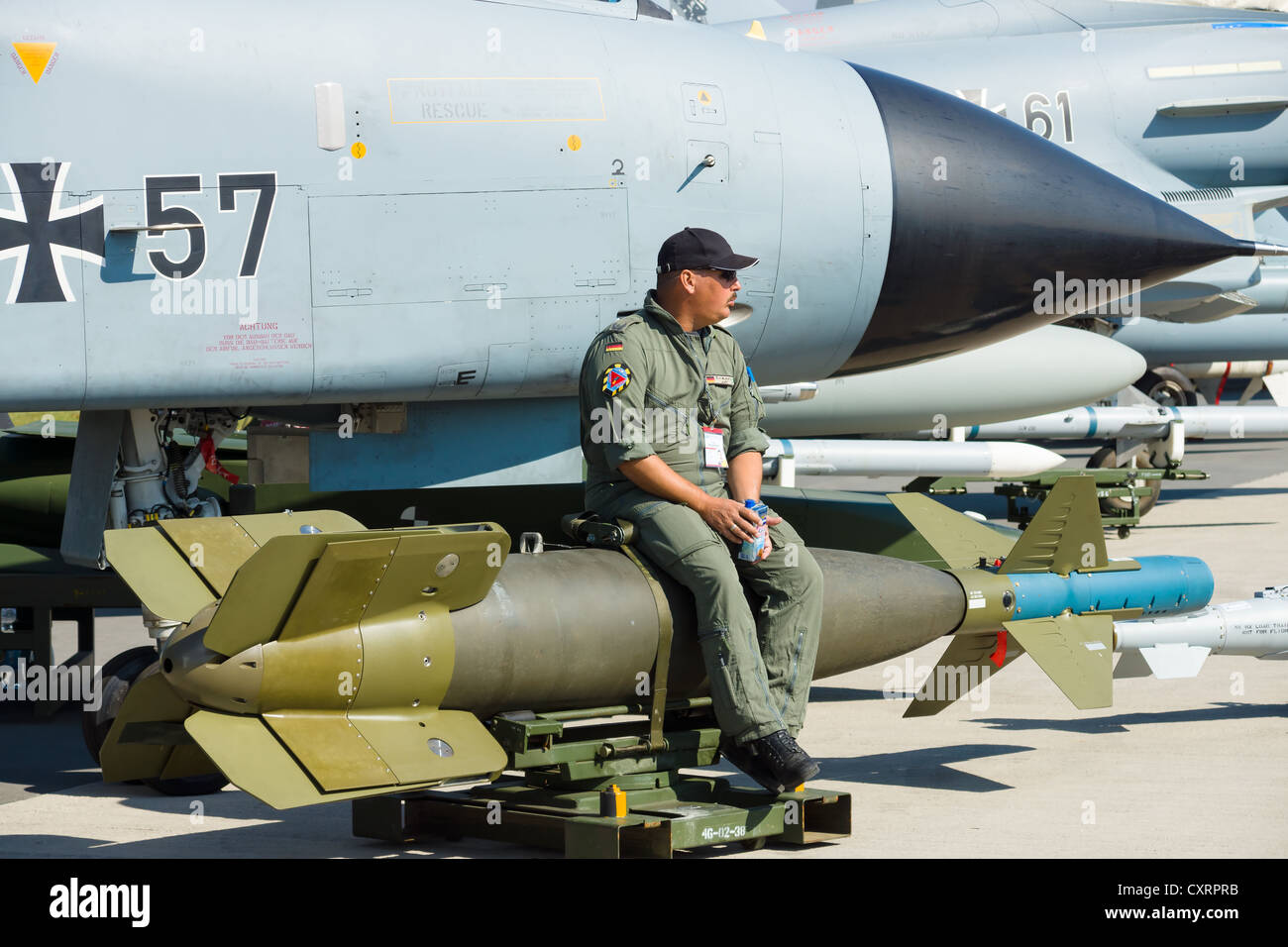 Il pilota si siede su un laser guidato-bomba GBU-24 Paveway III Foto Stock