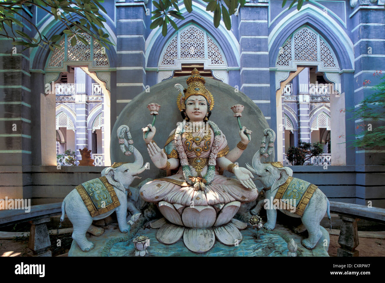 Laxmi o Lakshmi, dea Indù in piedi per la felicità, bellezza, armonia e prosperità, fiancheggiata da due elefanti, nella parte anteriore di un Foto Stock