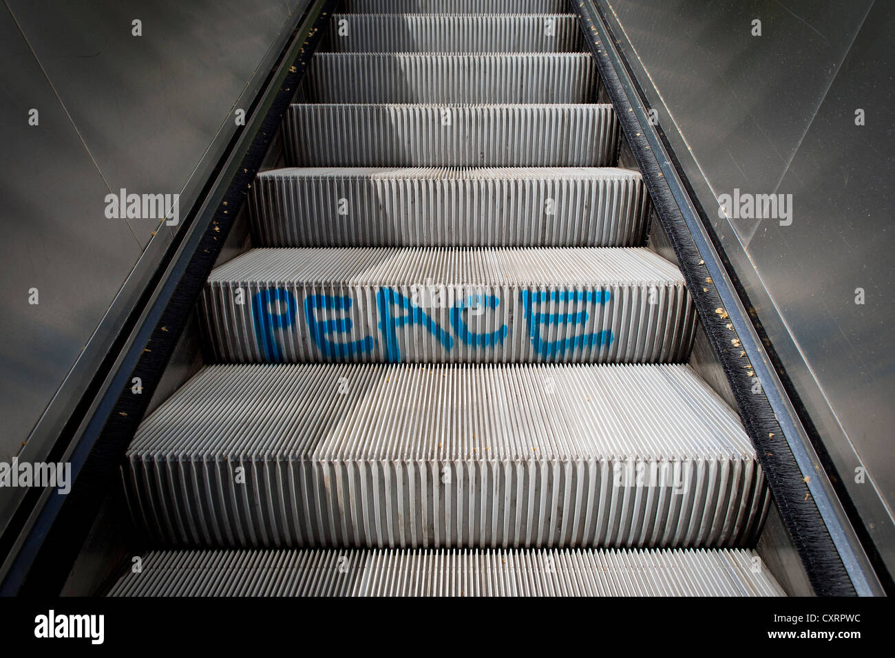 'Pace' graffiti su un escalator, treno suburbano, Feuersee, Stoccarda, Baden-Wuerttemberg, Germania, Europa Foto Stock