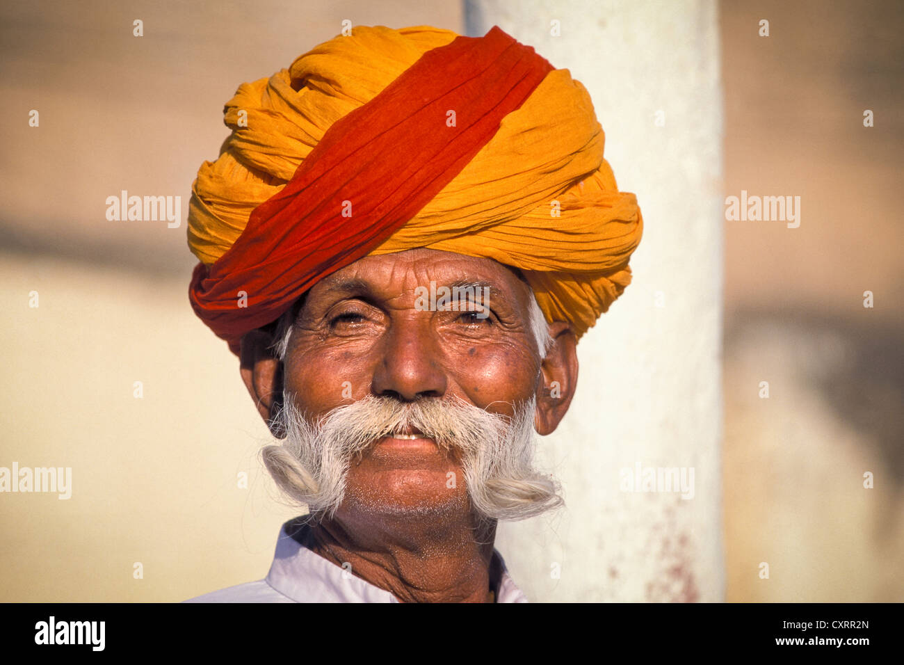 Uomo indiano circa 60 anni, servo che indossa una uniforme e un turbante, Mandawa Castle, Shekhawati, Rajasthan, India settentrionale Foto Stock