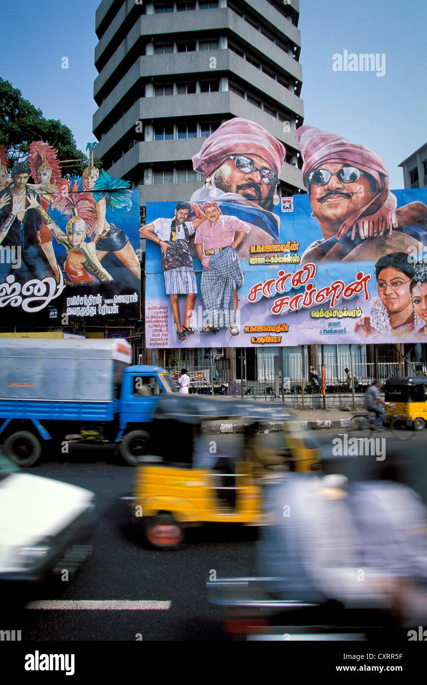 Manifesti di cinema, traffico, Anna Salai, la principale strada dello shopping, Chennai o Madras, Tamil Nadu, India meridionale, India, Asia Foto Stock