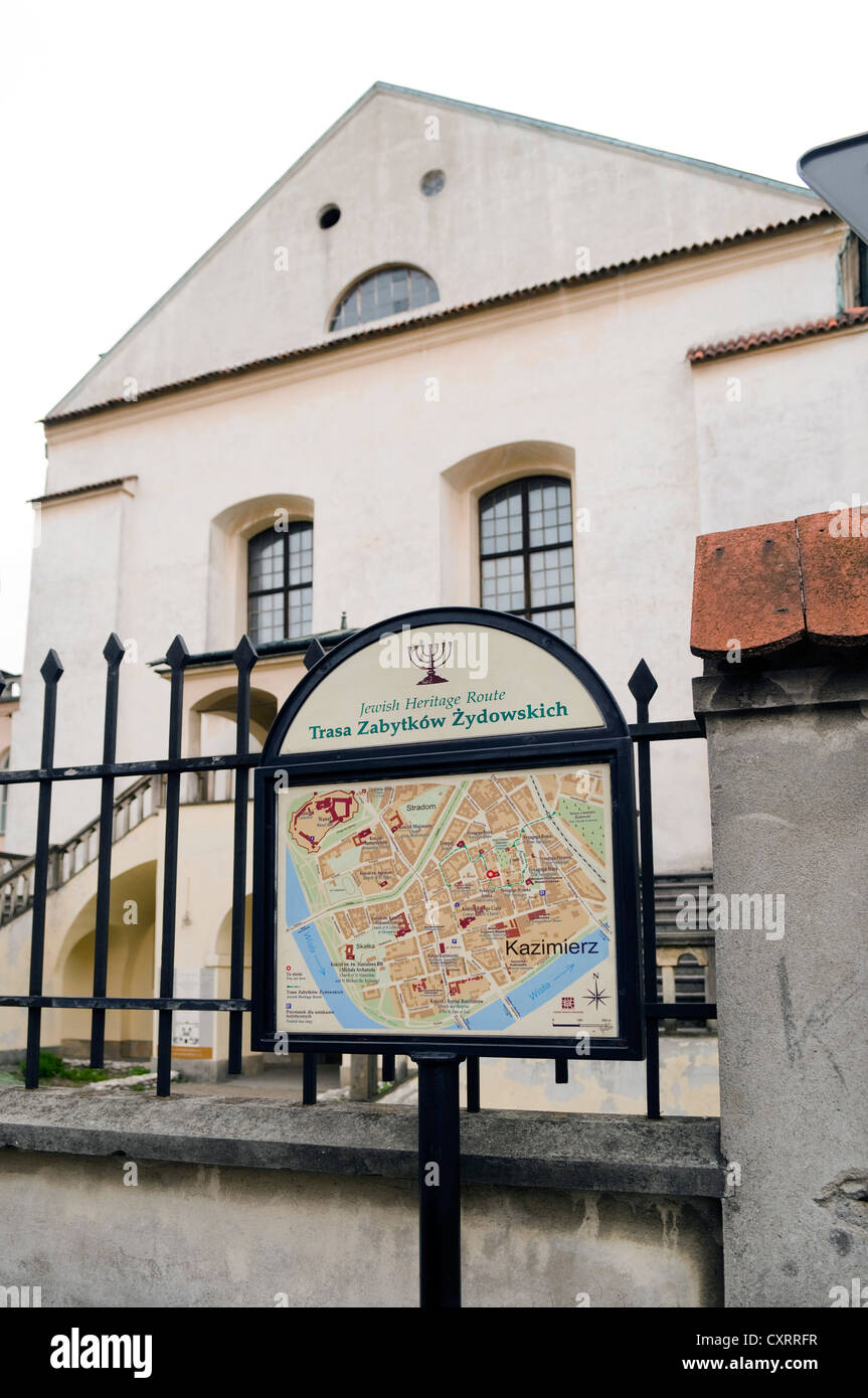 Tourist information board del quartiere ebraico di Kazimierz, Izaak Sinagoga sul retro, Cracovia, in Polonia, in Europa Foto Stock