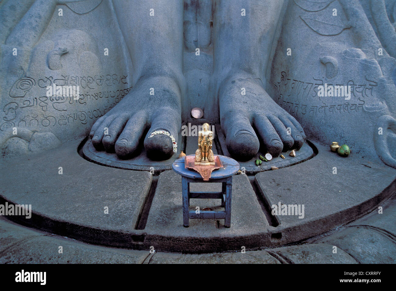 Piedi, statua in miniatura ai piedi della grande statua di Jain di Gomateshwara, Indragiri Hill, Sravanabelagola, Hassan district Foto Stock