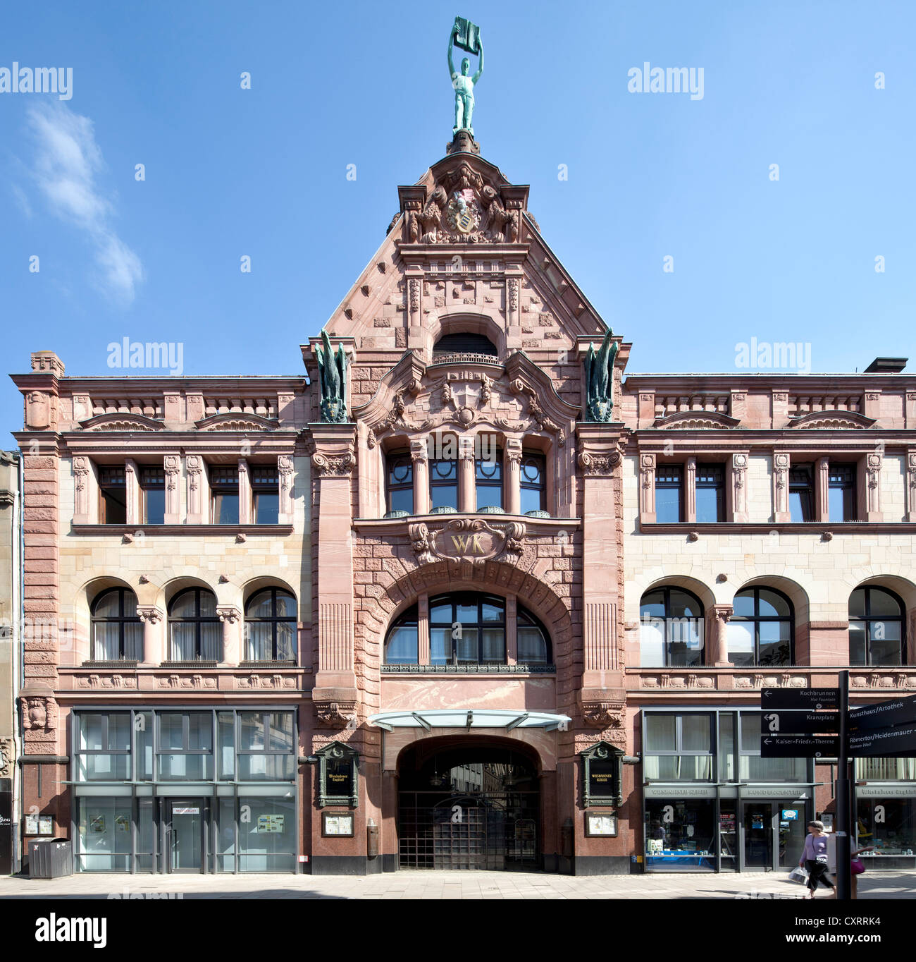 Edificio del quotidiano Wiesbadener Kurier, ufficio e commerciale di edificio con facciata classica, Langgasse street, Wiesbaden Foto Stock