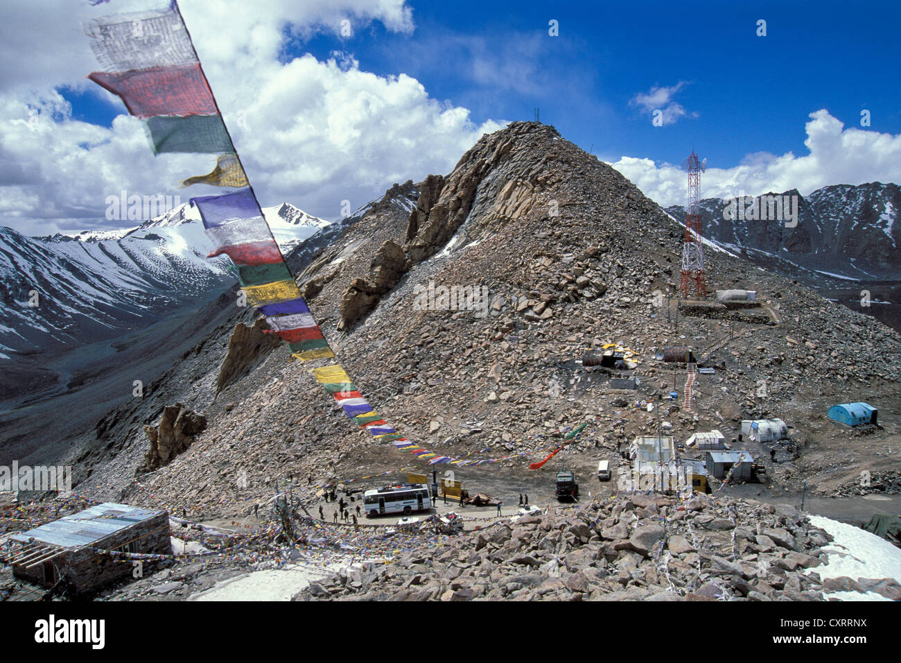 Bandiere di preghiera, Kardong La o Khardong La o Khardung Pass, più alta strada motorable, passano nel mondo, Ladakh Himalaya indiano Foto Stock