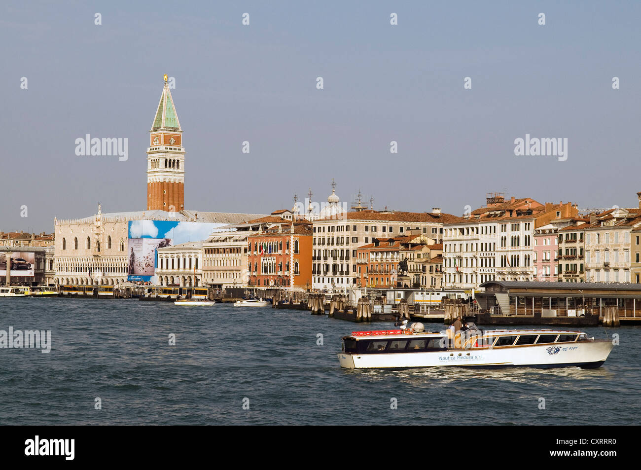 Acqua i taxi e i traghetti nel porto di Venezia, con il Campanile di San Marco e il Palazzo Ducale nella parte posteriore, Venezia, Veneto, Italia Foto Stock