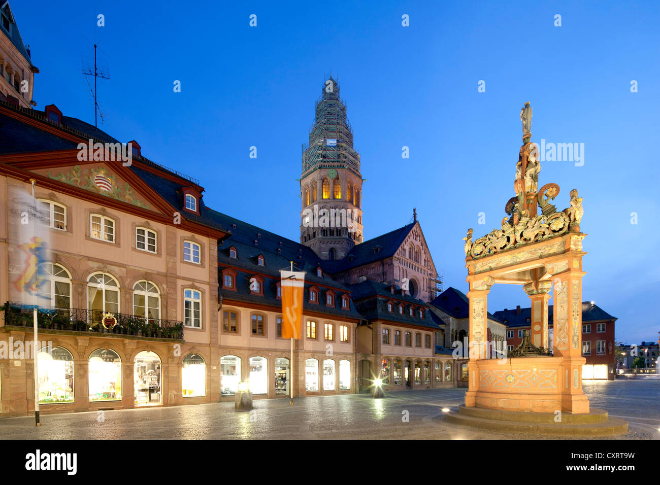 Mercato Marktbrunnen bene e Cattedrale di Magonza o San Martin's Cathedral, Mainz, Renania-Palatinato, PublicGround Foto Stock