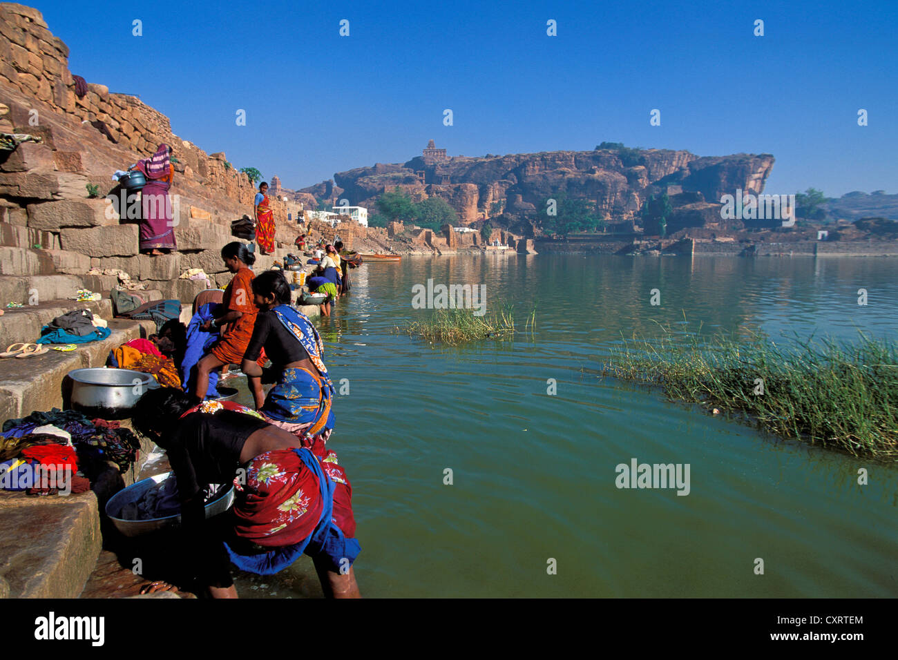 Lavandaie, Agastya Lago, Badami, Deccan Plateau, Karnataka, India del Sud, India, Asia Foto Stock