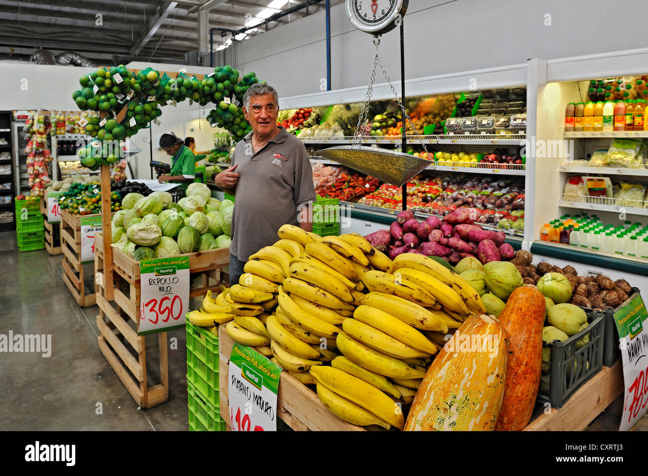 Uomo anziano, tourist shopping presso un supermercato che offre frutta e verdura, nei pressi di Puntarenas, Costa Rica, America Centrale Foto Stock