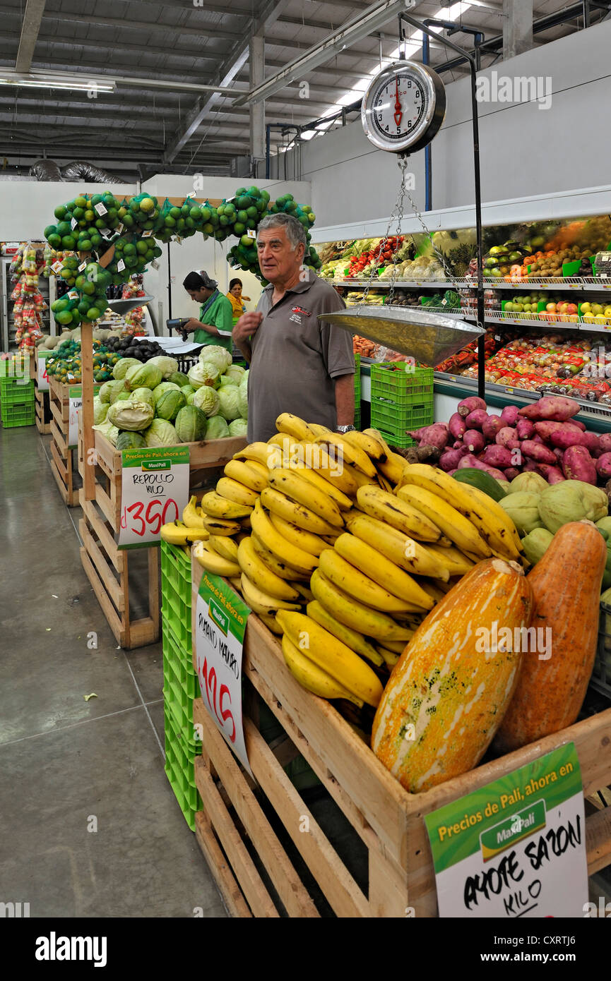 Uomo anziano, tourist shopping presso un supermercato che offre frutta e verdura, nei pressi di Puntarenas, Costa Rica, America Centrale Foto Stock