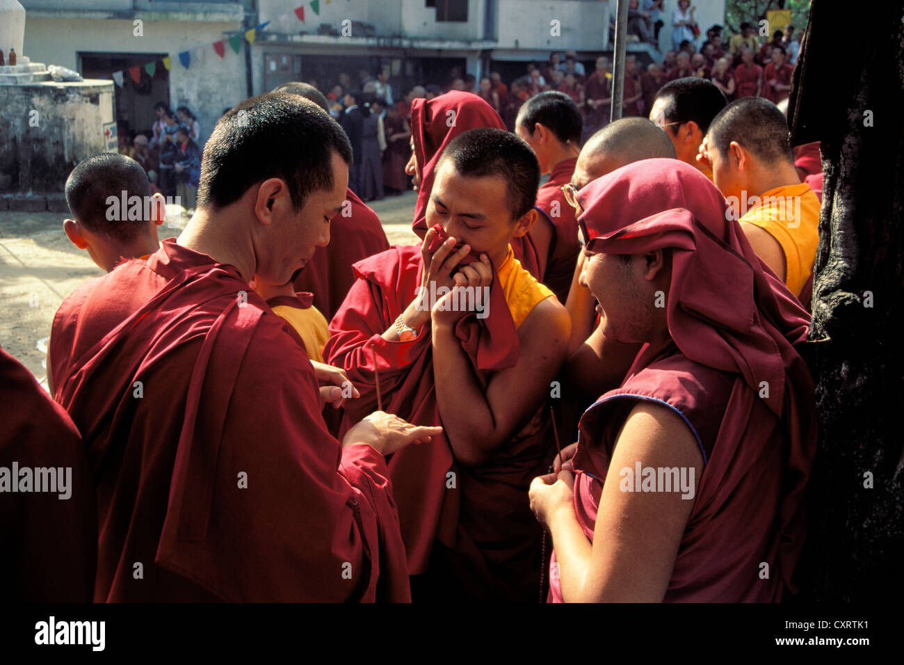 Monaci Tibetani in attesa dell'arrivo del Dalai Lama Dharamsala, McLeod Ganj, Himachal Pradesh, Himalaya, India, Asia Foto Stock