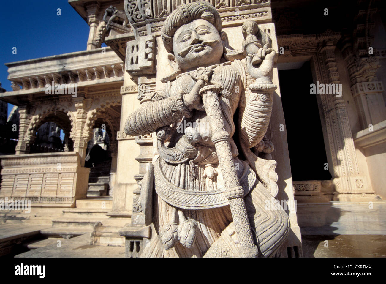 Custode figura, tempio, Shatrunjaya, luogo santissimo del Jains con oltre 850 templi su una collina, Palitana, Gujarat Foto Stock