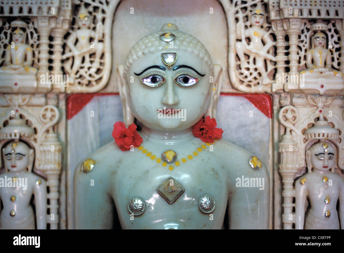 Tirthankara figura di marmo, Shatrunjaya, luogo santissimo del Jains con oltre 850 templi su una collina, Palitana Foto Stock