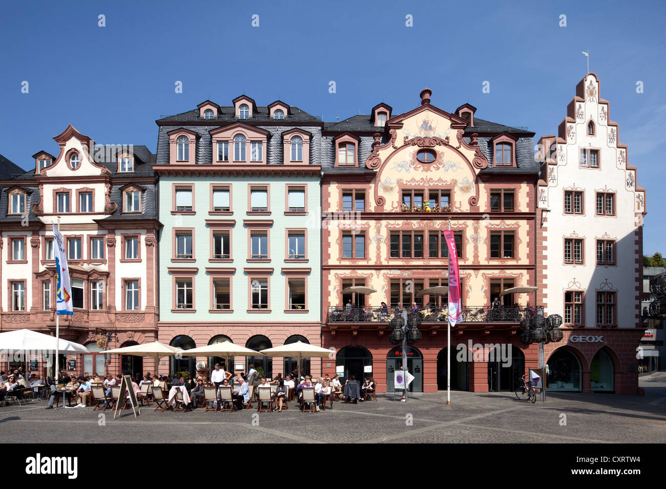 Ristrutturato case di città sul Markt square, edifici commerciali, Mainz, Renania-Palatinato, Germania, Europa PublicGround Foto Stock