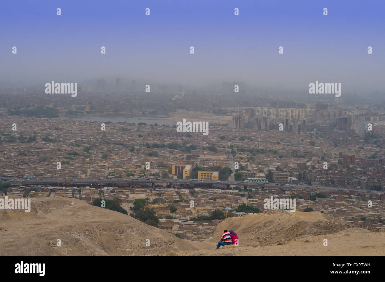 Paio di posti a sedere su Mokkatem montagna con il Cairo in background Foto Stock