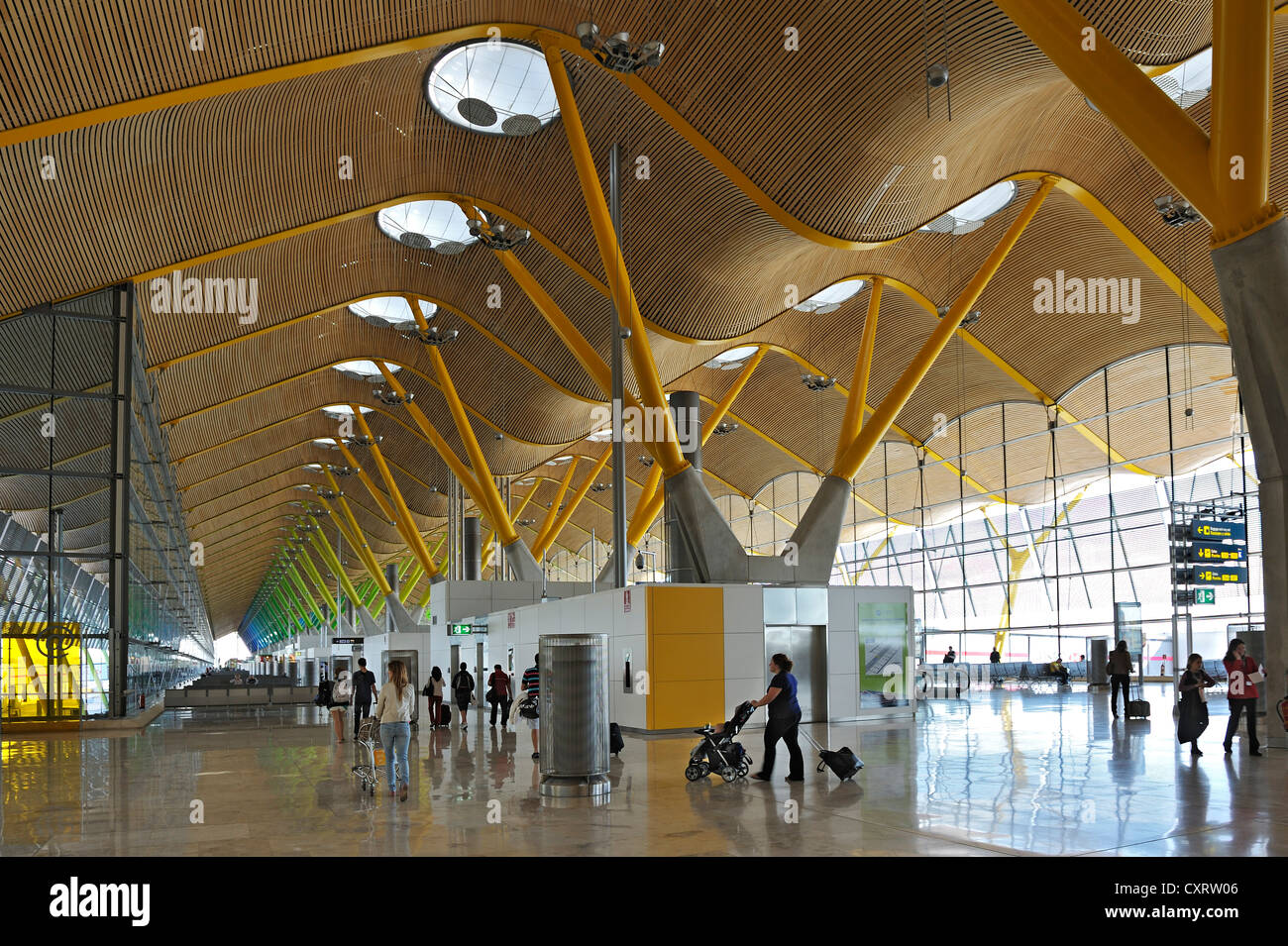 Aeroporto di Madrid, il terminale con i passeggeri, Spagna, Europa Foto Stock