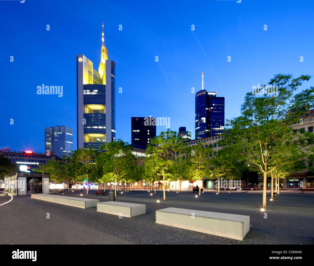 Torre della Commerzbank, Goetheplatz square, Frankfurt am Main, Hesse, Germania, Europa PublicGround Foto Stock