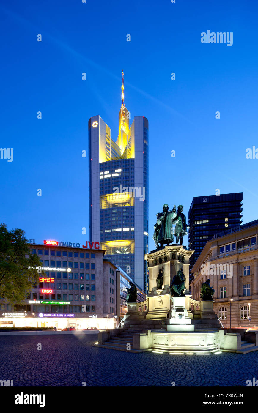 Torre della Commerzbank, Johannes Gutenberg monumento, Goetheplatz square, Frankfurt am Main, Hesse, Germania, Europa PublicGround Foto Stock