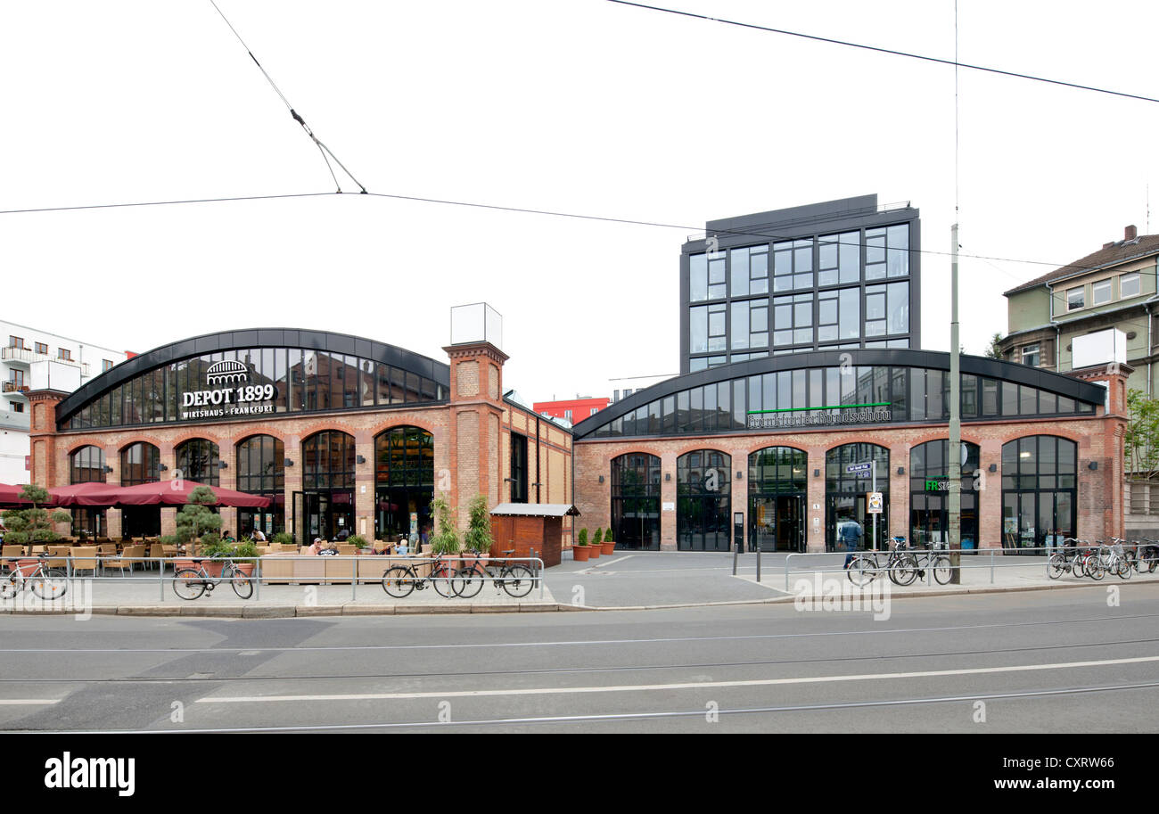 Ex deposito tram, Sachsenhausen, Frankfurt am Main, Hesse, Germania, Europa PublicGround Foto Stock