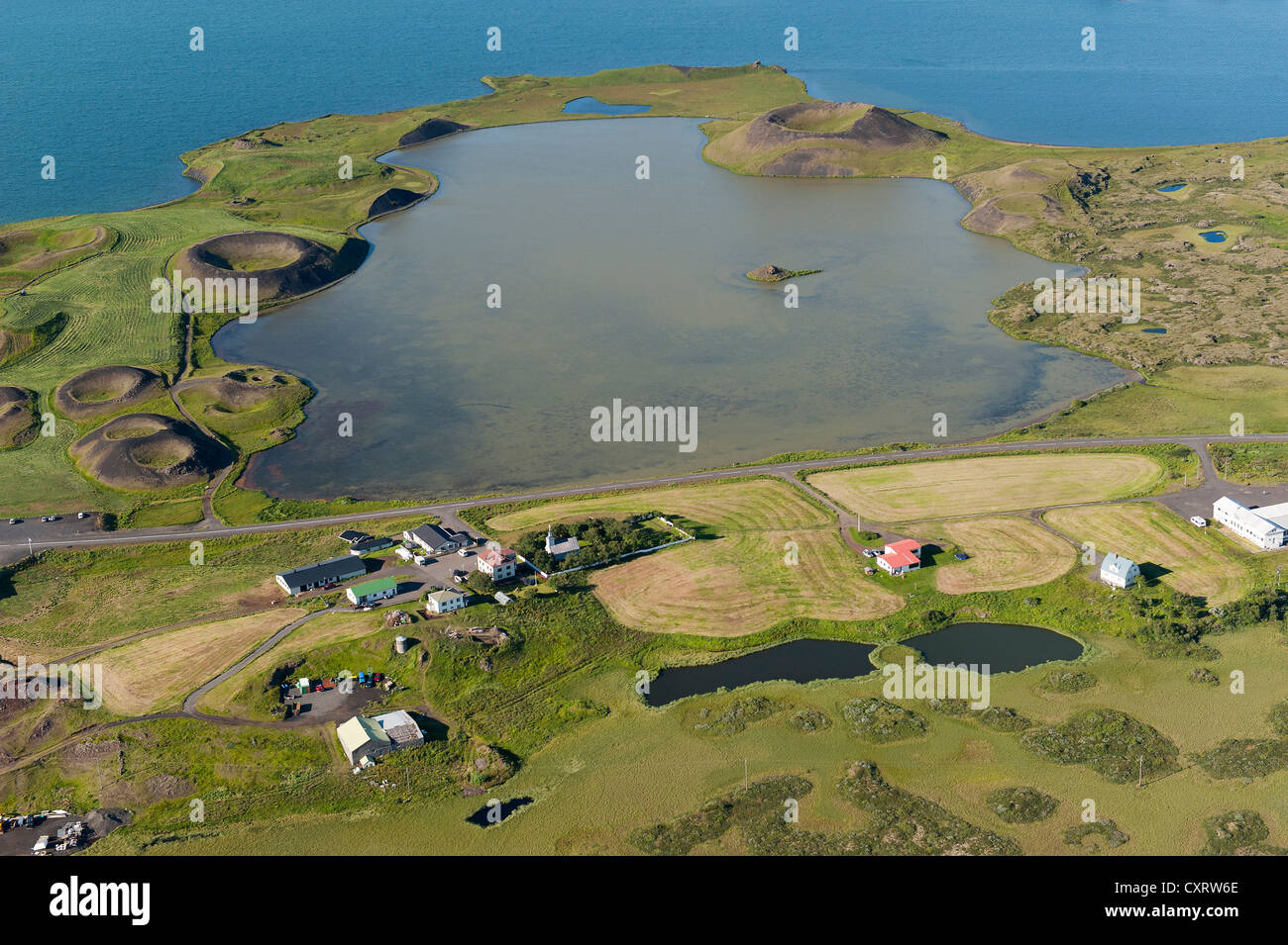 Vista aerea, pseudocraters e fattorie in riva al lago di M vatn, Nord Islanda, Islanda, Europa Foto Stock