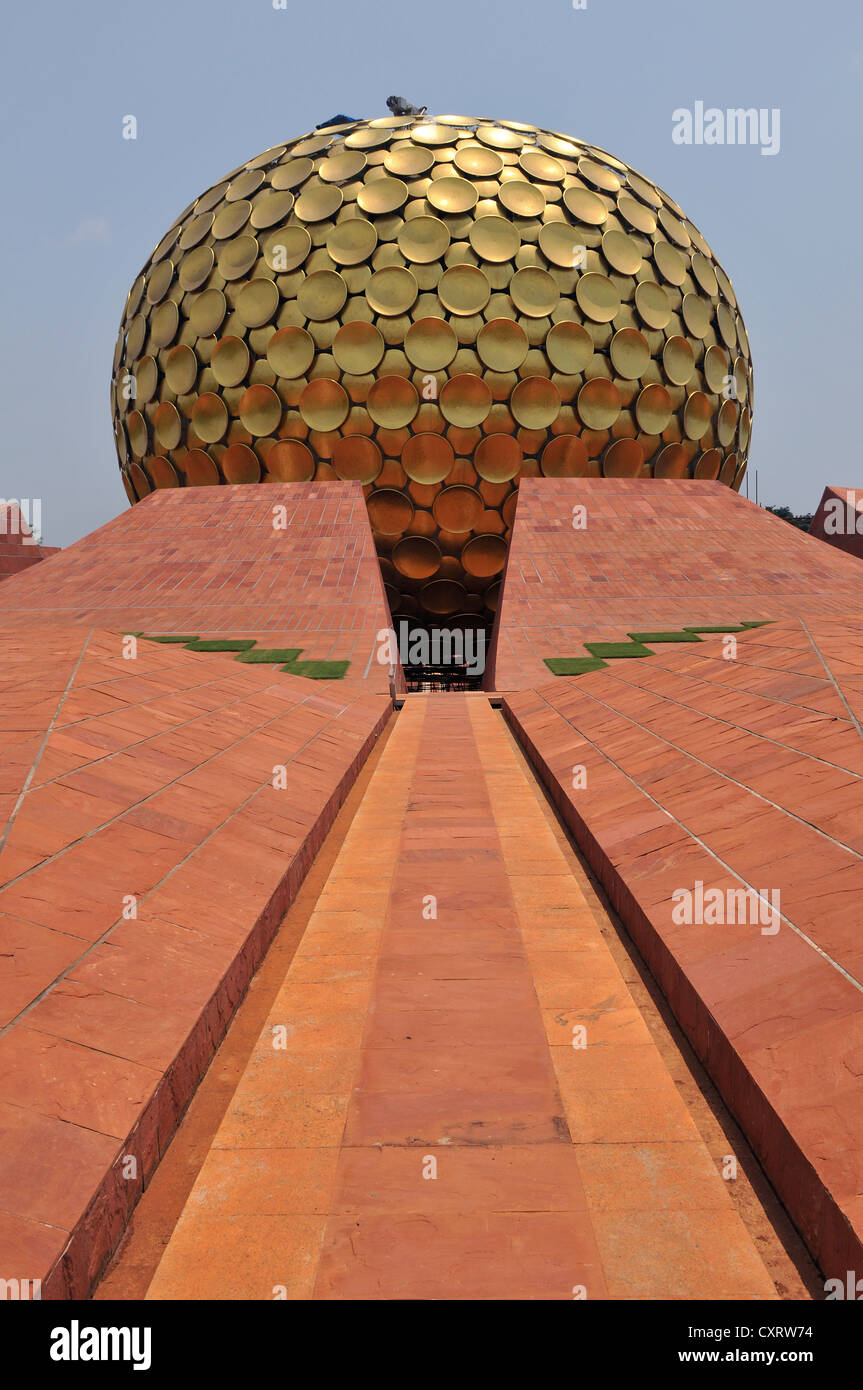 Edificio Matrimandir, Auroville, Puducherry, Tamil Nadu, India, Asia Foto Stock