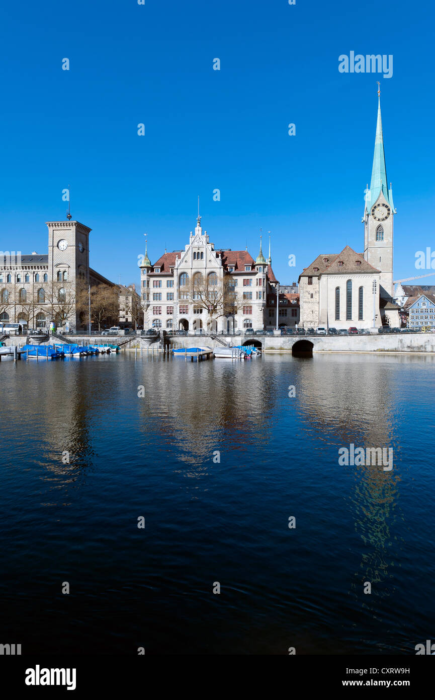 Il quartiere storico di Zurigo sul fiume Limmat con santa chiesa Peterskirche, Limmatquai quay, Zurigo, Svizzera, Europa Foto Stock
