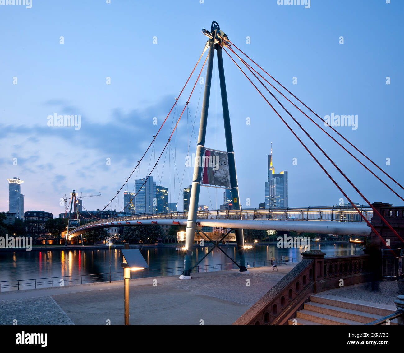 Holbeinsteg bridge, un ponte pedonale che attraversa il fiume principale, Frankfurt am Main, Hesse, Germania, Europa PublicGround Foto Stock