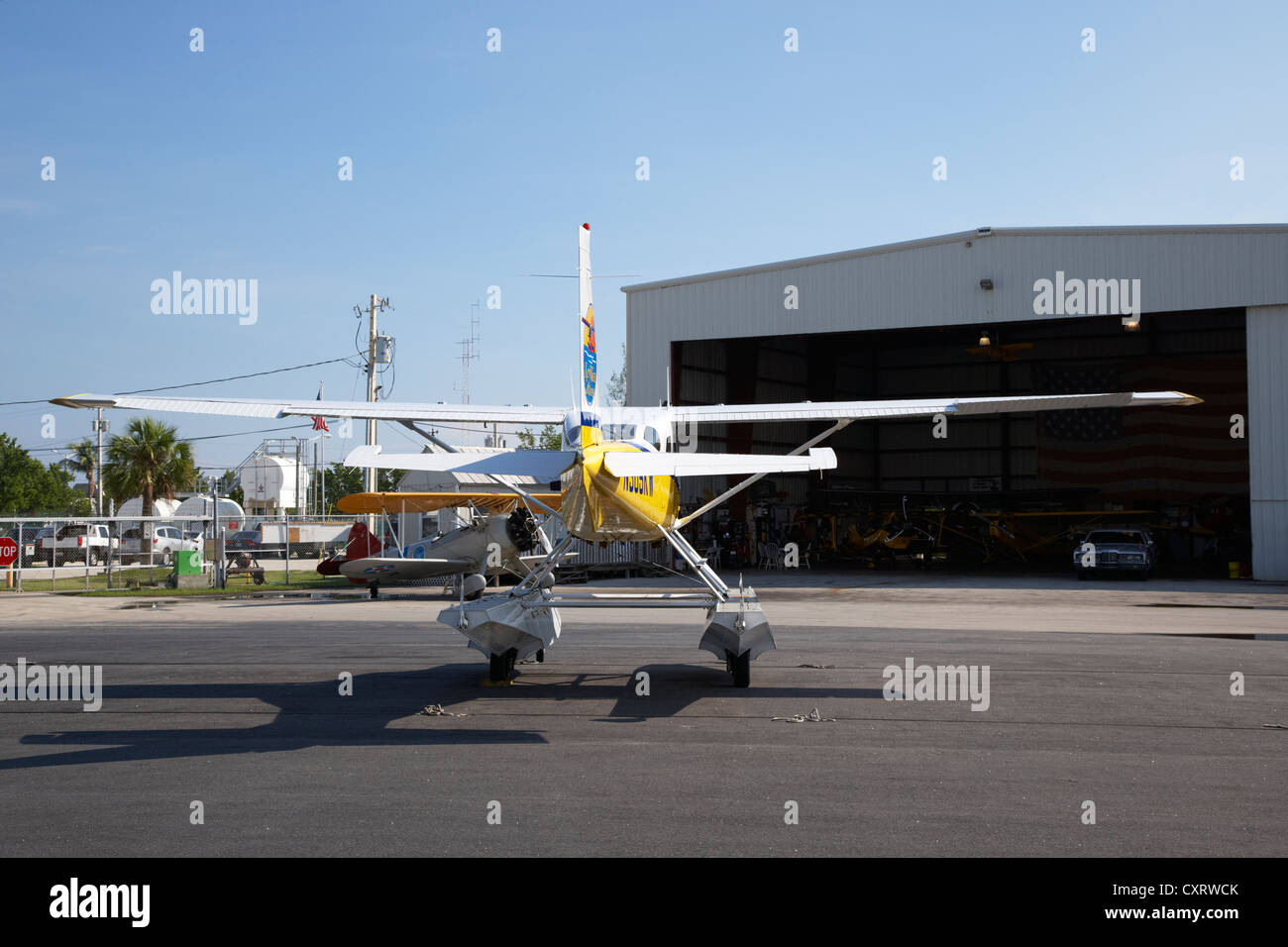 Cessna U206g ala fissa motore unico idrovolante davanti hangar Aeroporto Internazionale Key West Florida Keys usa Foto Stock