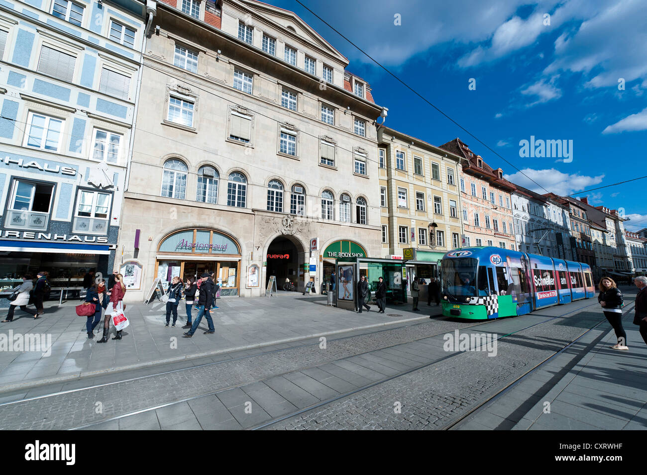 Tram, vecchie case, Herrengasse street, Hauptplatz square, Graz, Stiria, Austria, Europa Foto Stock