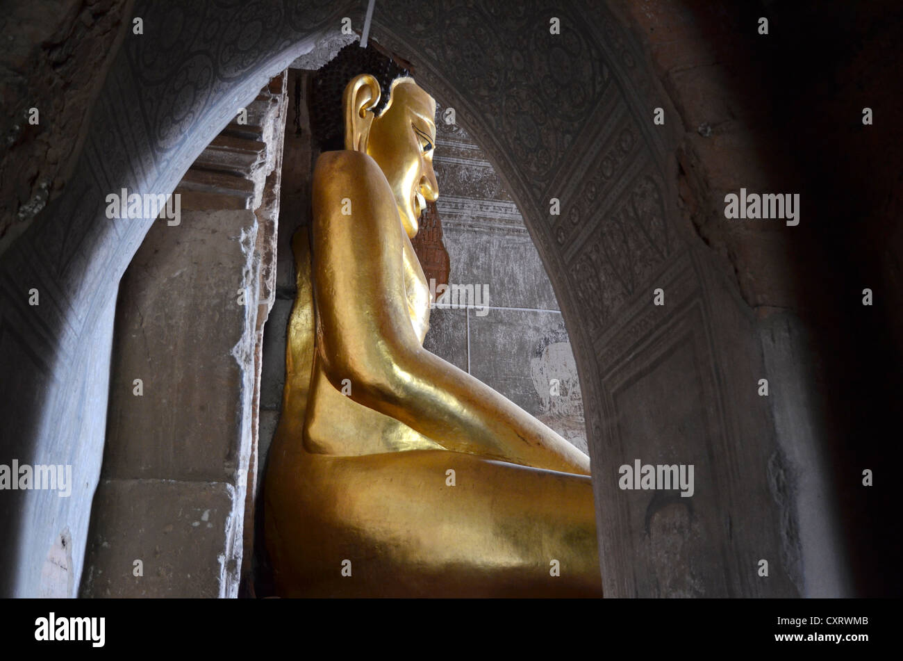 Golden statua del Buddha, Buddha seduto in una pagoda, Old Bagan, Bagan, pagano, Myanmar, Birmania, Asia sud-orientale, Asia Foto Stock