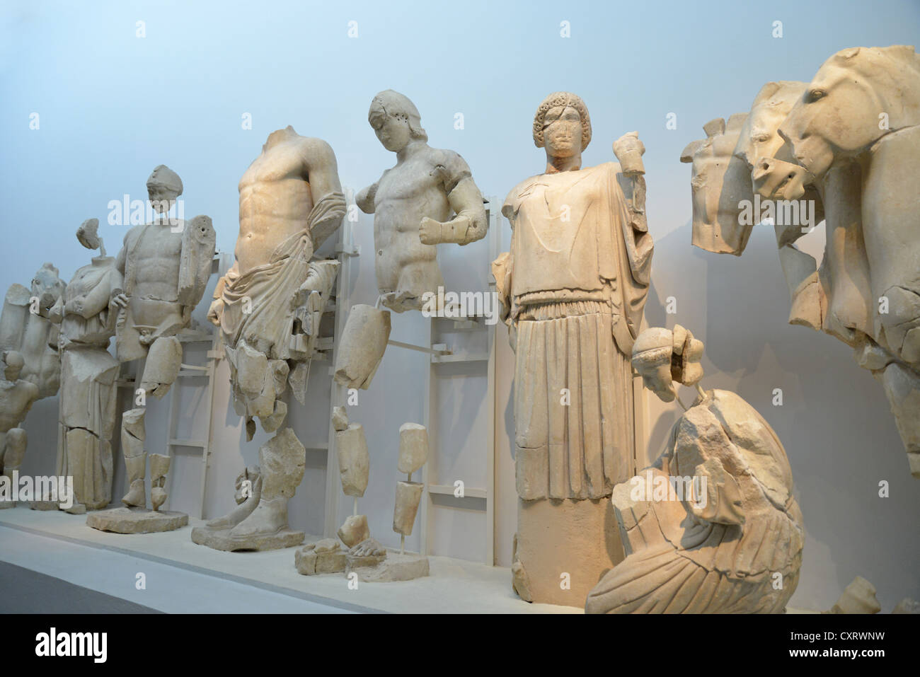 La gara delle bighe di Pelops frontone dal Tempio di Zeus nel Museo Archeologico di Olimpia, Antica Olympia, Grecia Foto Stock