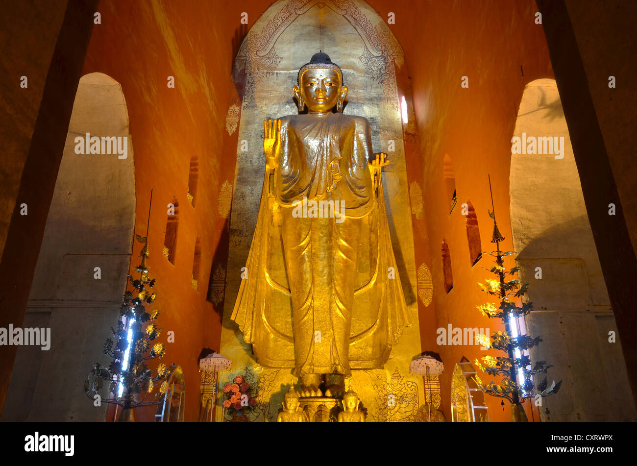 Statua del Buddha presso il Tempio di Ananda, Old Bagan, Bagan, pagano, Myanmar, Birmania, Asia sud-orientale, Asia Foto Stock