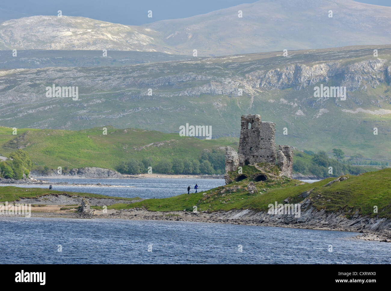 Ardvreck castello, le rovine del castello su una piccola penisola in acque dolci del Loch Assynt, Highlands scozzesi, Sutherland, Scozia Foto Stock