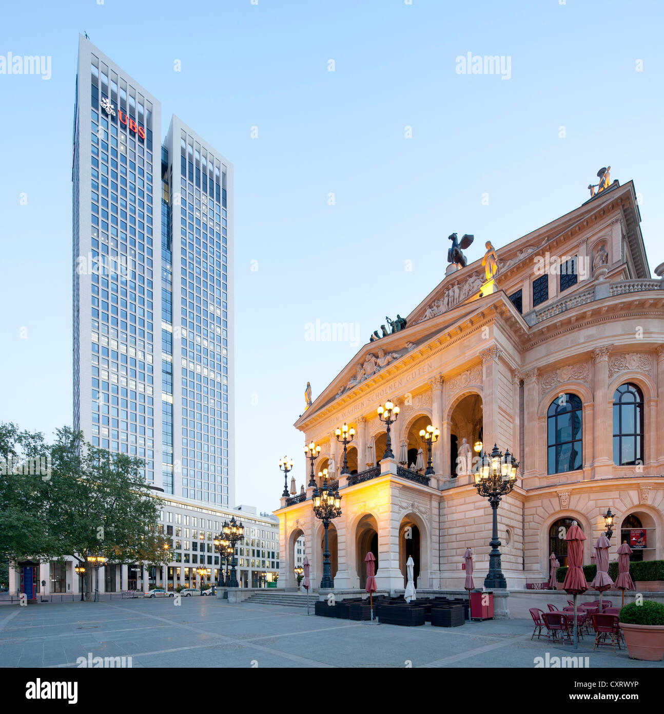 Opernturm edificio per uffici e Teatro dell'opera Alte Oper, Opernplatz square, Frankfurt am Main, Hesse, Germania, Europa PublicGround Foto Stock
