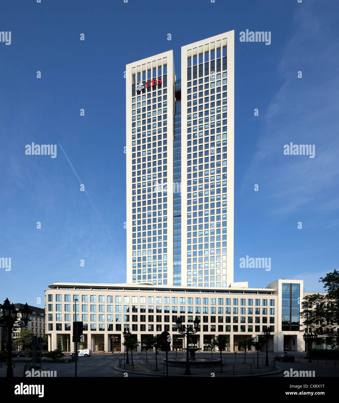 Ufficio Opernturm tower, Opernplatz square, Frankfurt am Main, Hesse, Germania, Europa PublicGround Foto Stock