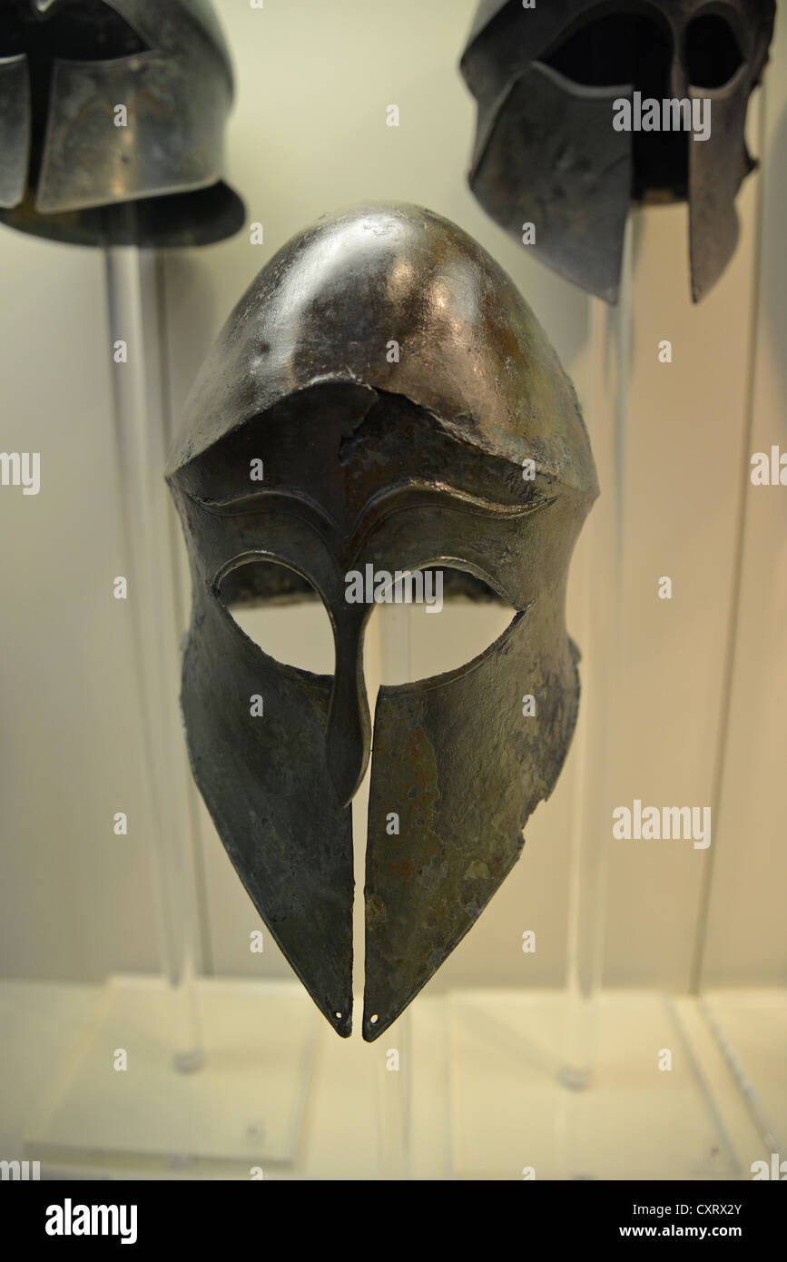 Viii secolo a.c. casco di bronzo, il Museo Archeologico di Olimpia, Antica Olympia, Elis, Grecia occidentale Regione, Grecia Foto Stock
