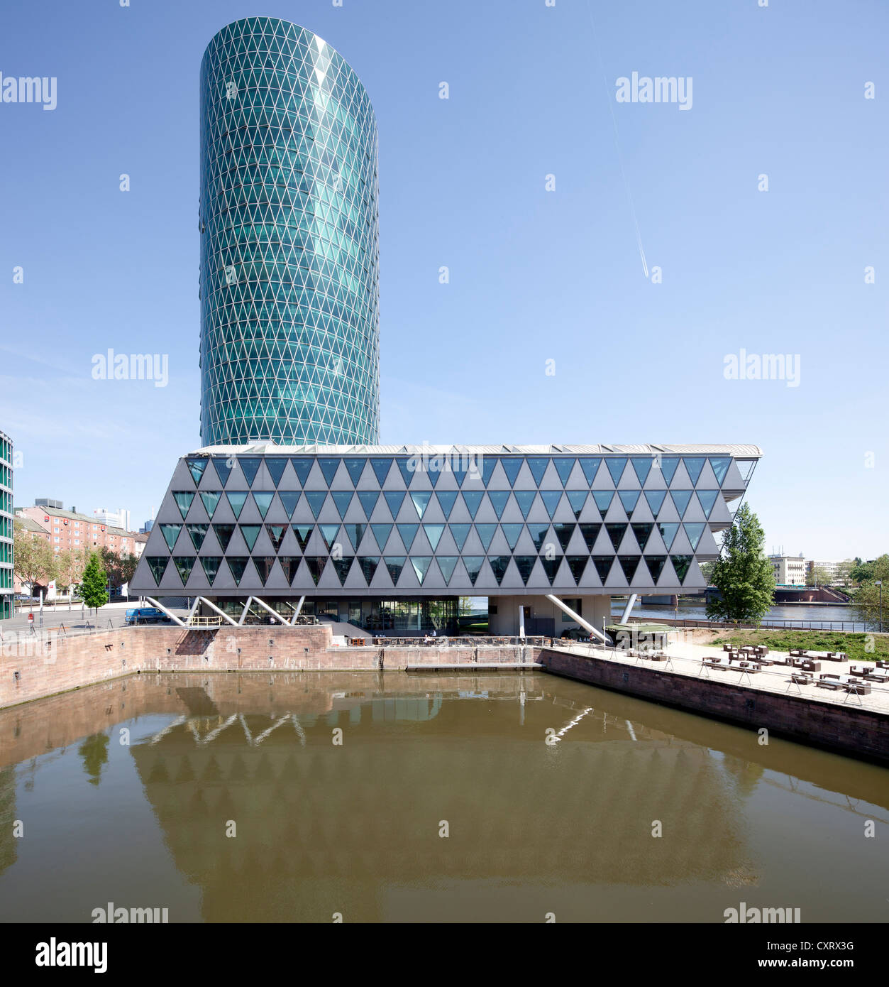 Brueckenhaus edificio per uffici e Westhafen-Tower, Westhafen, Frankfurt am Main, Hesse, Germania, Europa PublicGround Foto Stock