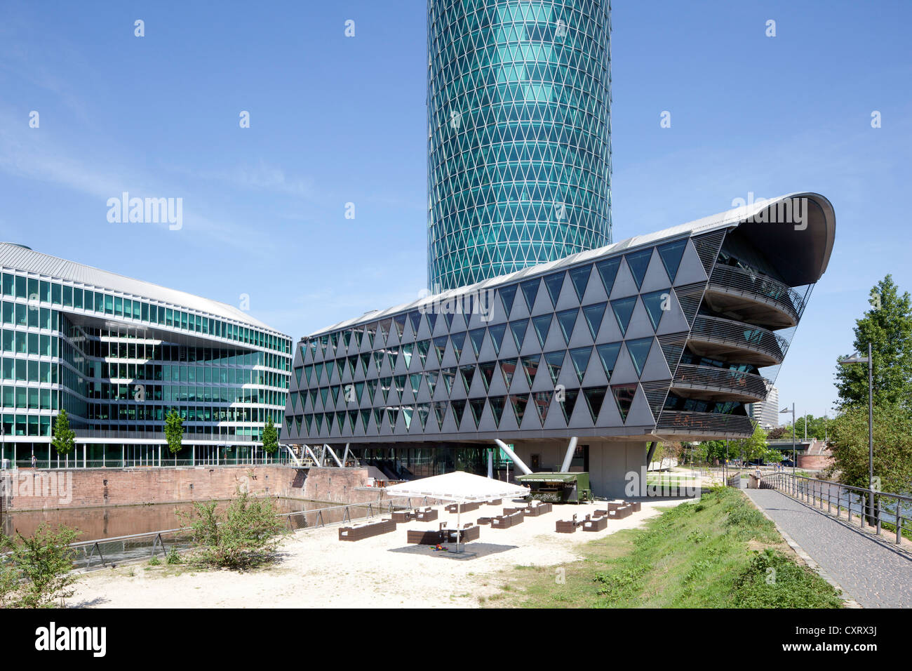 Brueckenhaus edificio per uffici e Westhafen-Tower, Westhafen, Frankfurt am Main, Hesse, Germania, Europa PublicGround Foto Stock