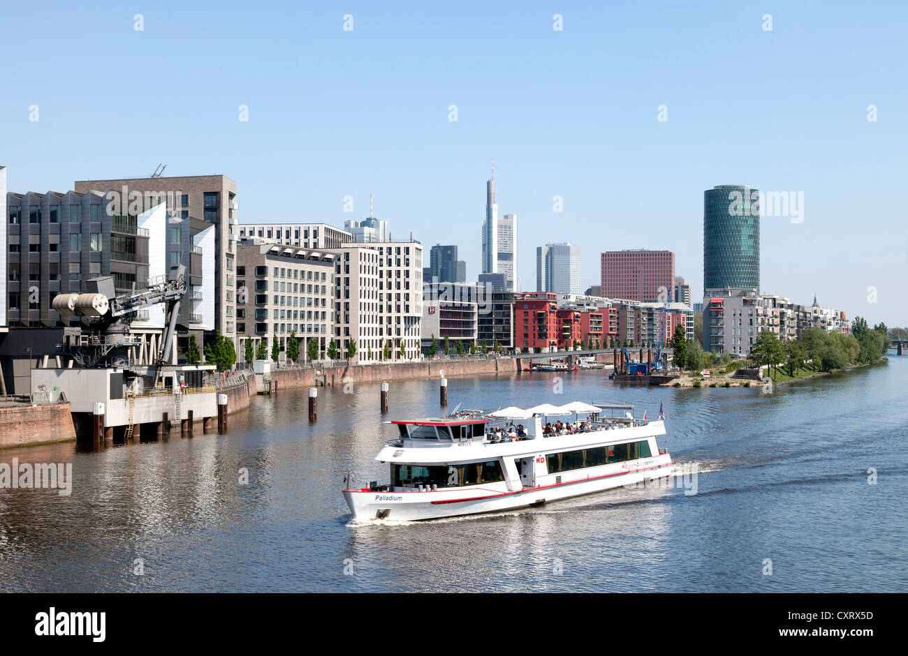 Office e gli edifici residenziali, Westhafen district, skyline, nave da crociera sul fiume principale, Frankfurt am Main, Hesse Foto Stock